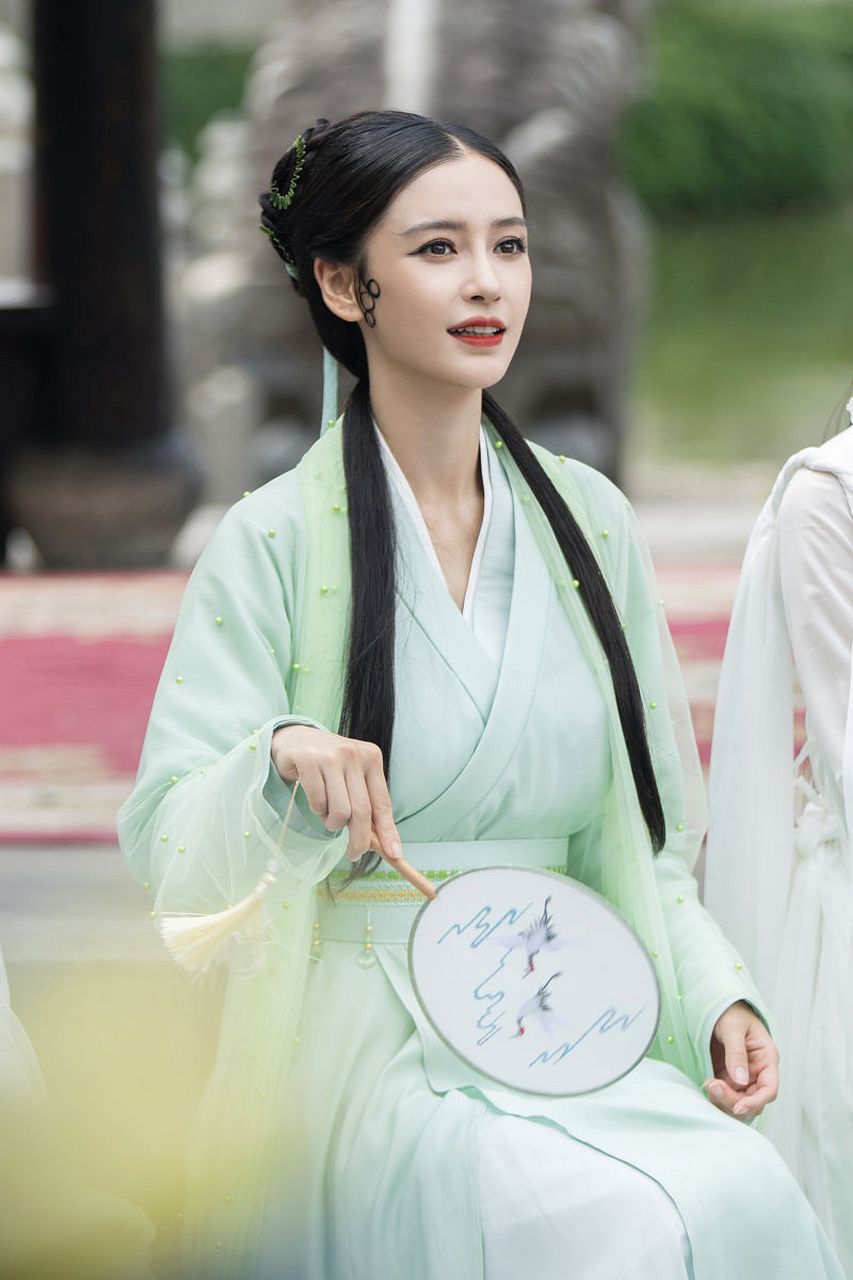 杨颖的这个造型,是在扮演青蛇吗?