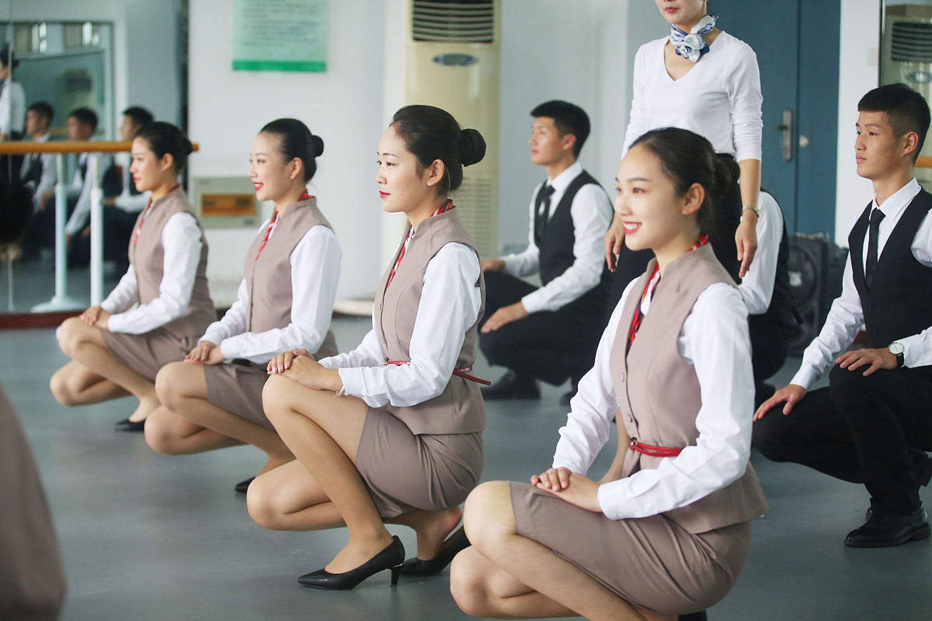 针对邦泰学员定制课程:提升服务意识,专业形象塑造及沟通技巧.