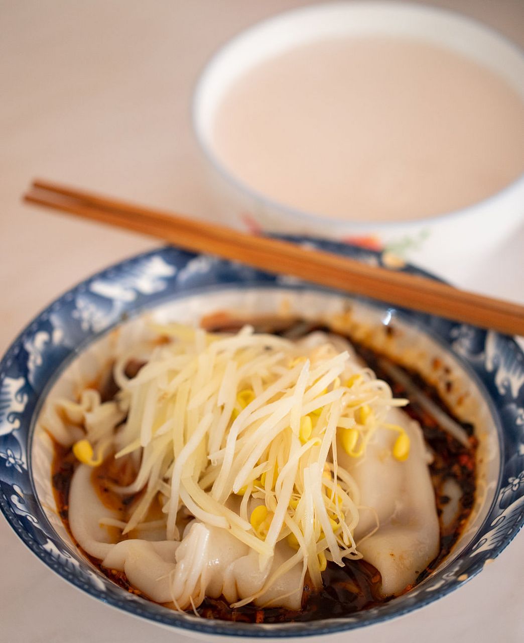 晒晒我的早餐#  汉中人的早饭 刚出锅的热面皮,加上各种调料,烫好的