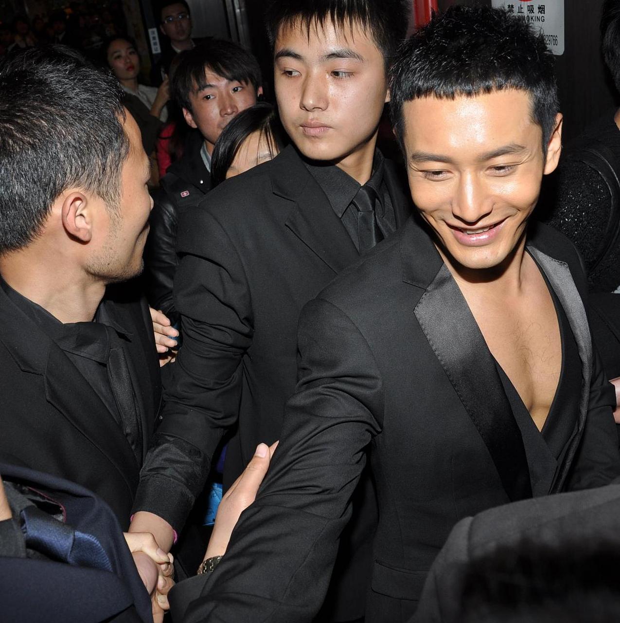 考古黄晓明的活动生图,晓明哥不光颜值高,这肌肉也是练过的[嘻嘻]!