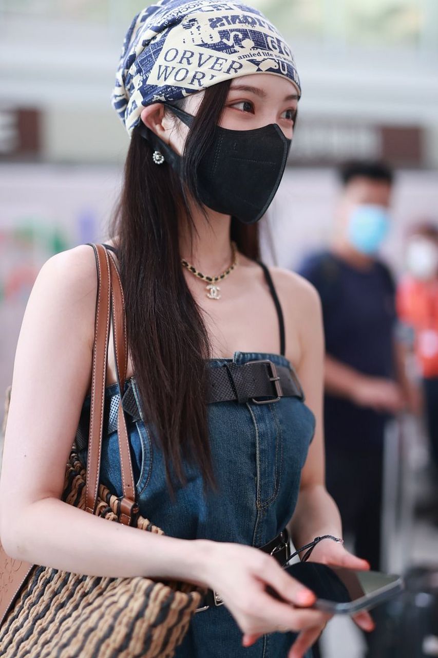 近日,一名女孩将日本投降书印在布袋上,这件事传到网上后,遭到无数
