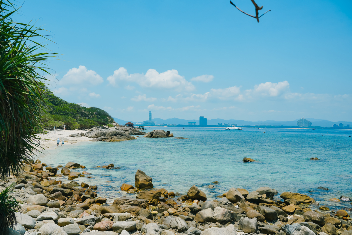 徒步穿越海南三亚,漫步海滩椰林,享受热带海滨的阳光