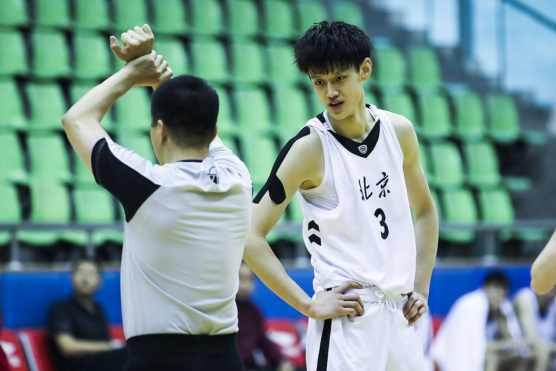 曾凡博  中国人,2003/1/11出生,身高6尺11,体重200磅,上赛季效力于g