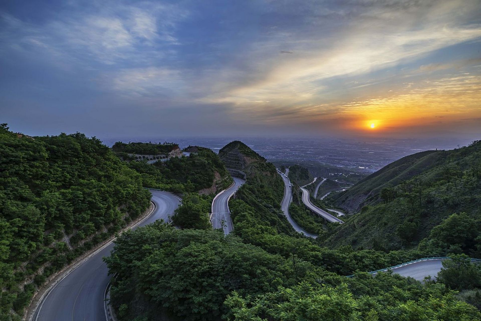 地铁遇见三秦知秋# 西安骊山最美环山路位于西安市临潼区,这条被游