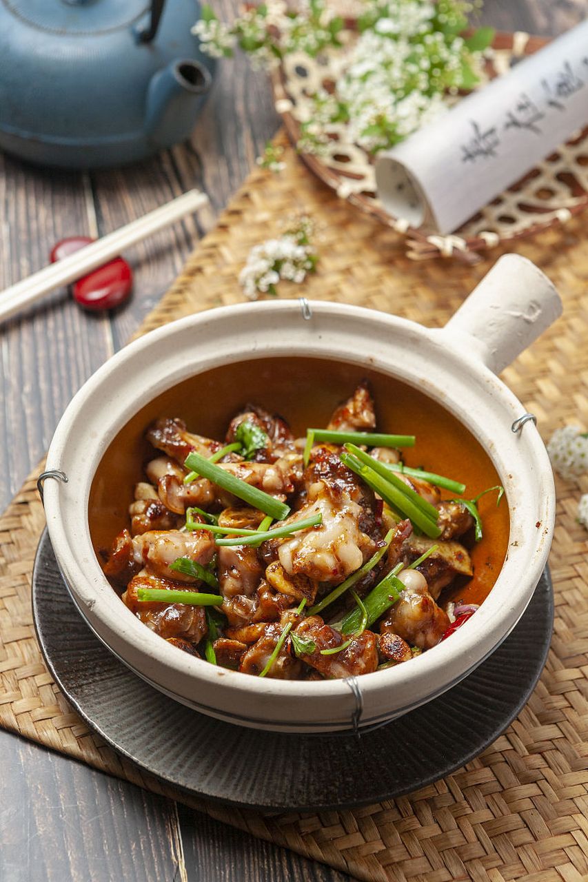 《广东瓦锅花雕鸡:香飘四溢的美食传奇》 在广东,有一道美食,它曾用