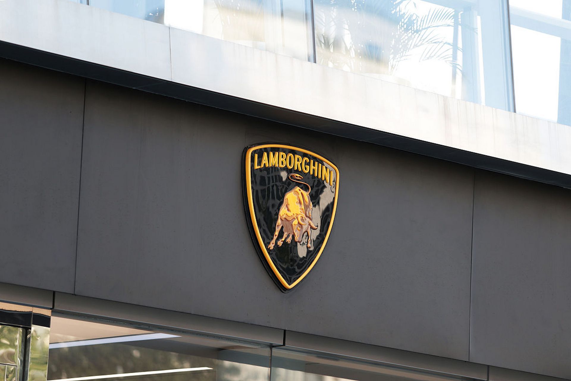 兰博基尼的标志是牛头,是意大利的超级跑车制造公司.