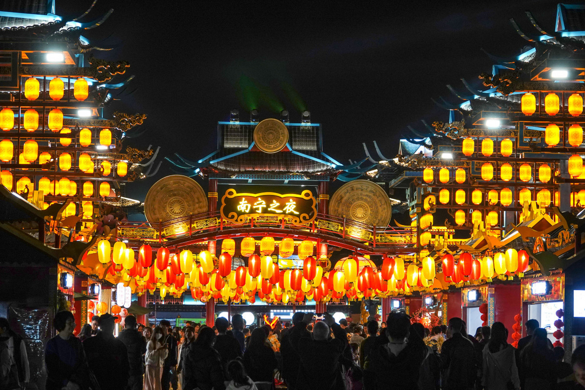 广西南宁旅游必去十大景点包括南湖公园,青秀山,南宁动物园,广西民族