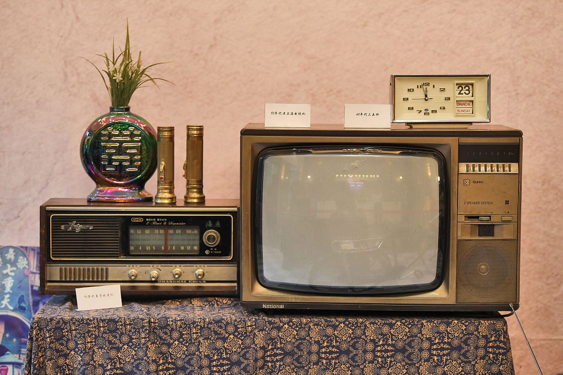 70年代的12寸黑白电视售价370元,相当于现在的约5万元左右的电视.