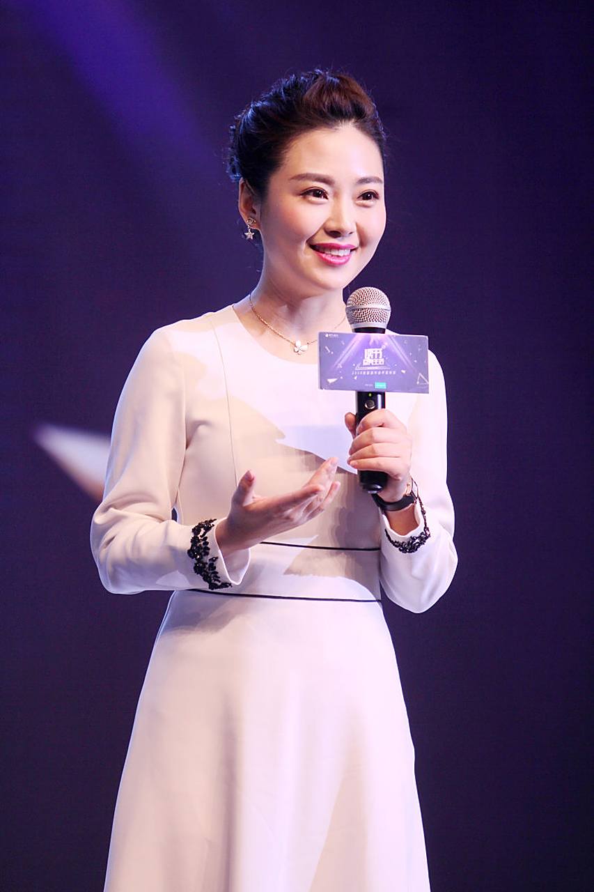 央视主持人李文静在直播中遭遇门牙突然掉落,但她迅速判断并采取措施