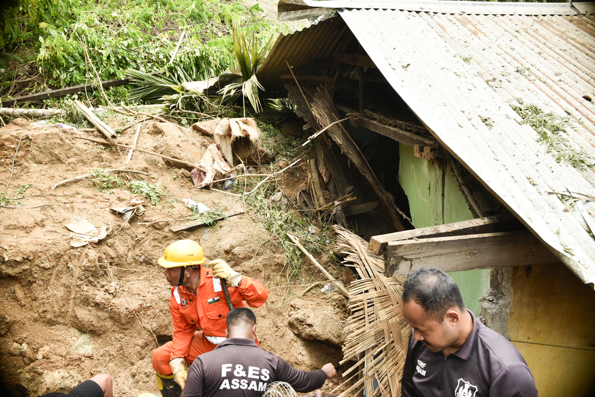 昆明冰雹砸穿屋顶 居民家中戴头盔 极端天气致多处受损