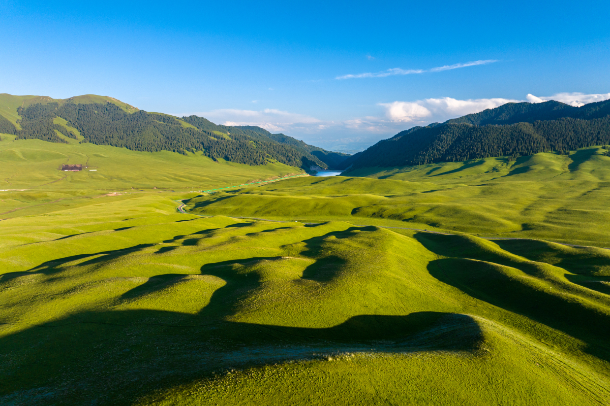 新疆维吾尔自治区,位于中国西北地区,是中华人民共和国五个少数缅族