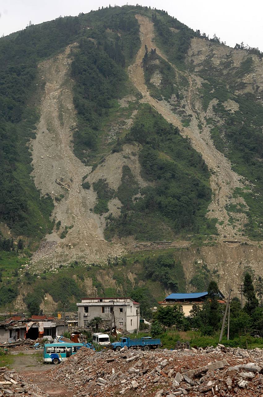 近日,一次强烈的地震震动着地球,带来了令人震惊的地质变化