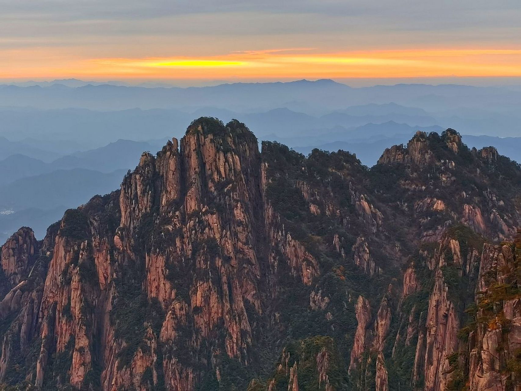 "重游黄山,寻梦之旅"——山景之美 黄山风景如画,云海,日出,奇松,怪石