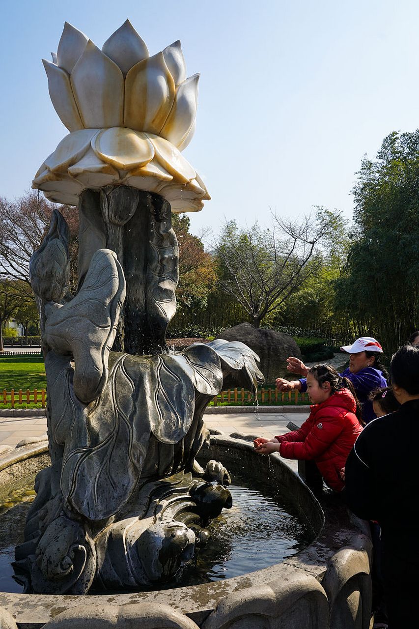 童子拜观音石位于南京市玄武区玄武湖公园,时代为宋代.