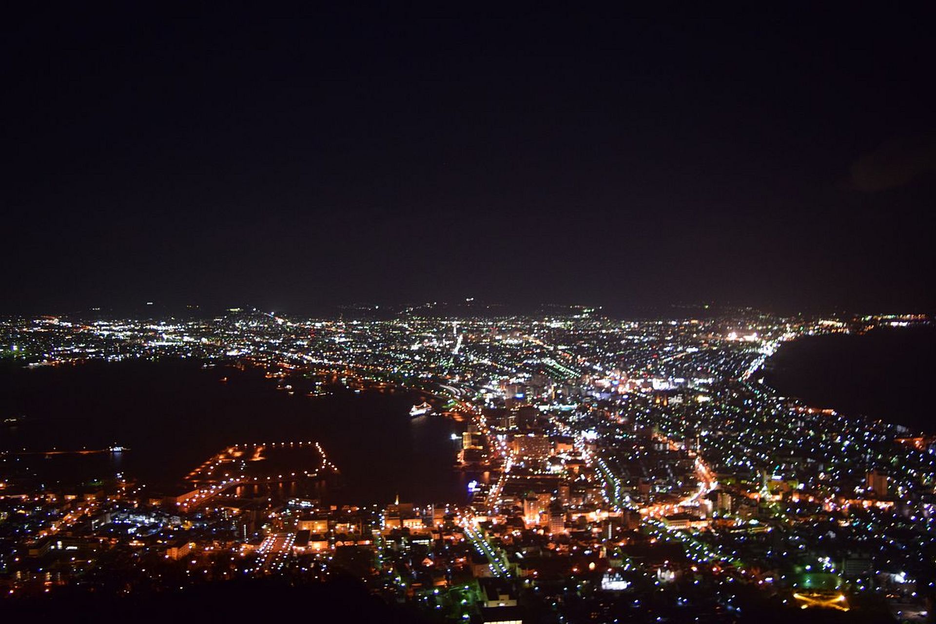 函馆位于日本北海道,欣赏万家灯火在脚下闪烁,海面映著街灯,光影随著