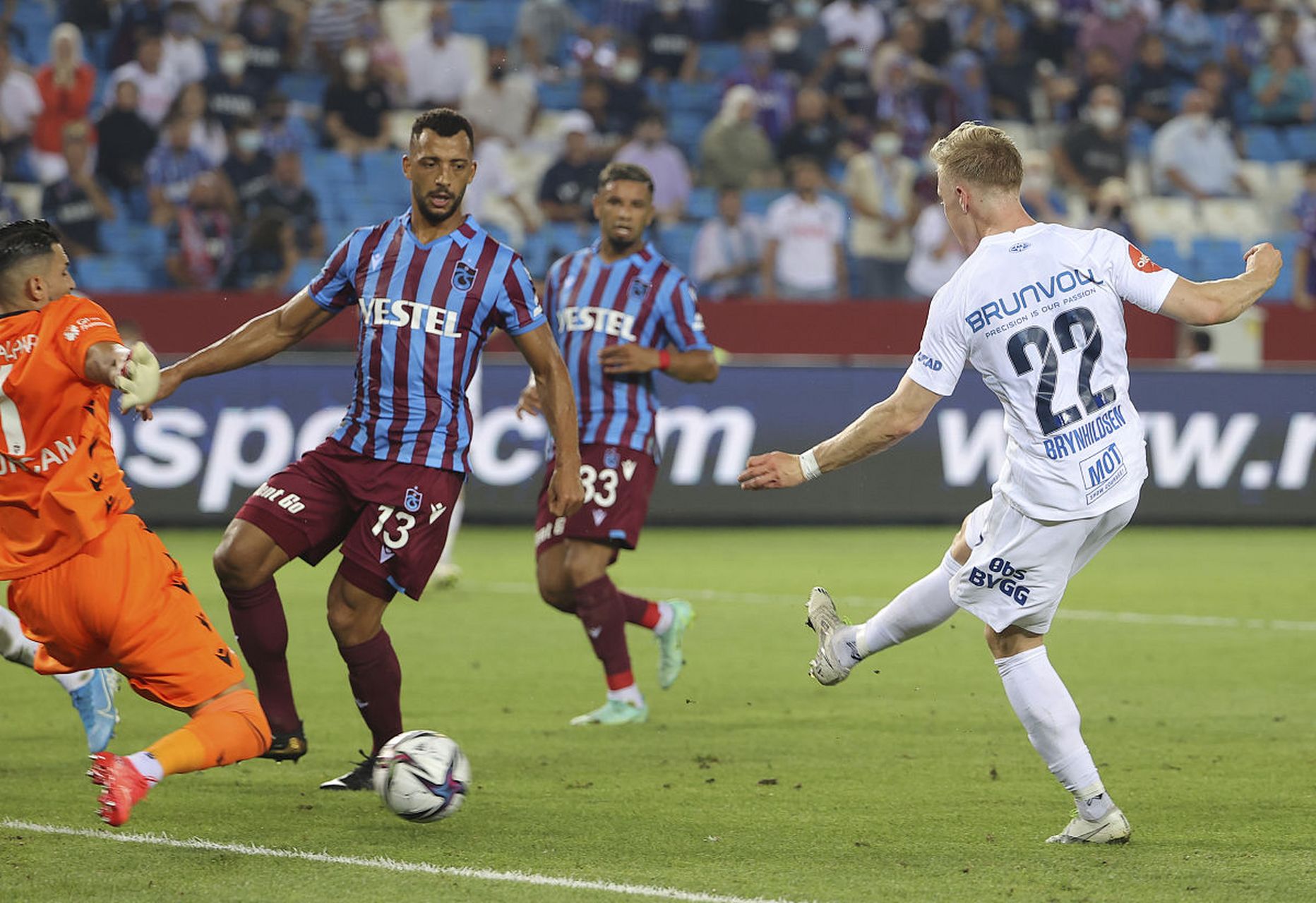 土耳其劲旅特拉布宗体育阔别十年重回欧冠赛场,遗憾的是球队首战做客