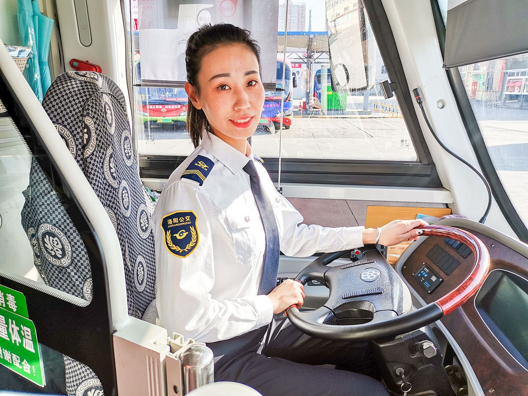 河南省洛阳市的81路公交车女司机,身高176,腿长120.