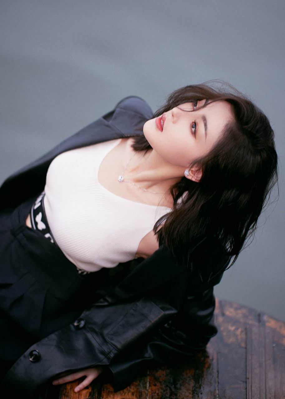 高冷女神,以其独特的气质和魅力在喧嚣世界中独树一帜.