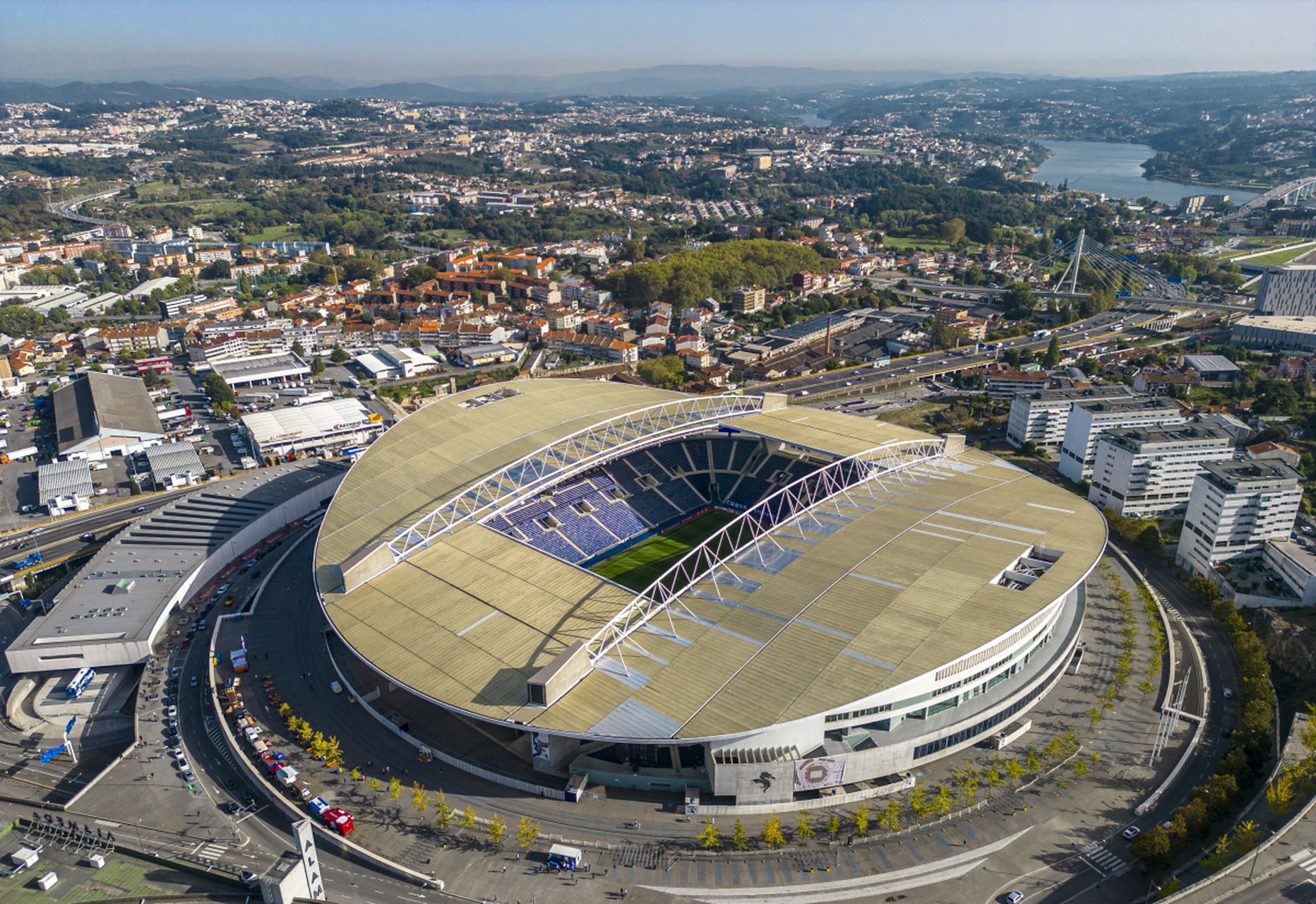 如果你去卢塞尔体育场观看2022世界杯足球赛决赛,双方球迷讨论谁能