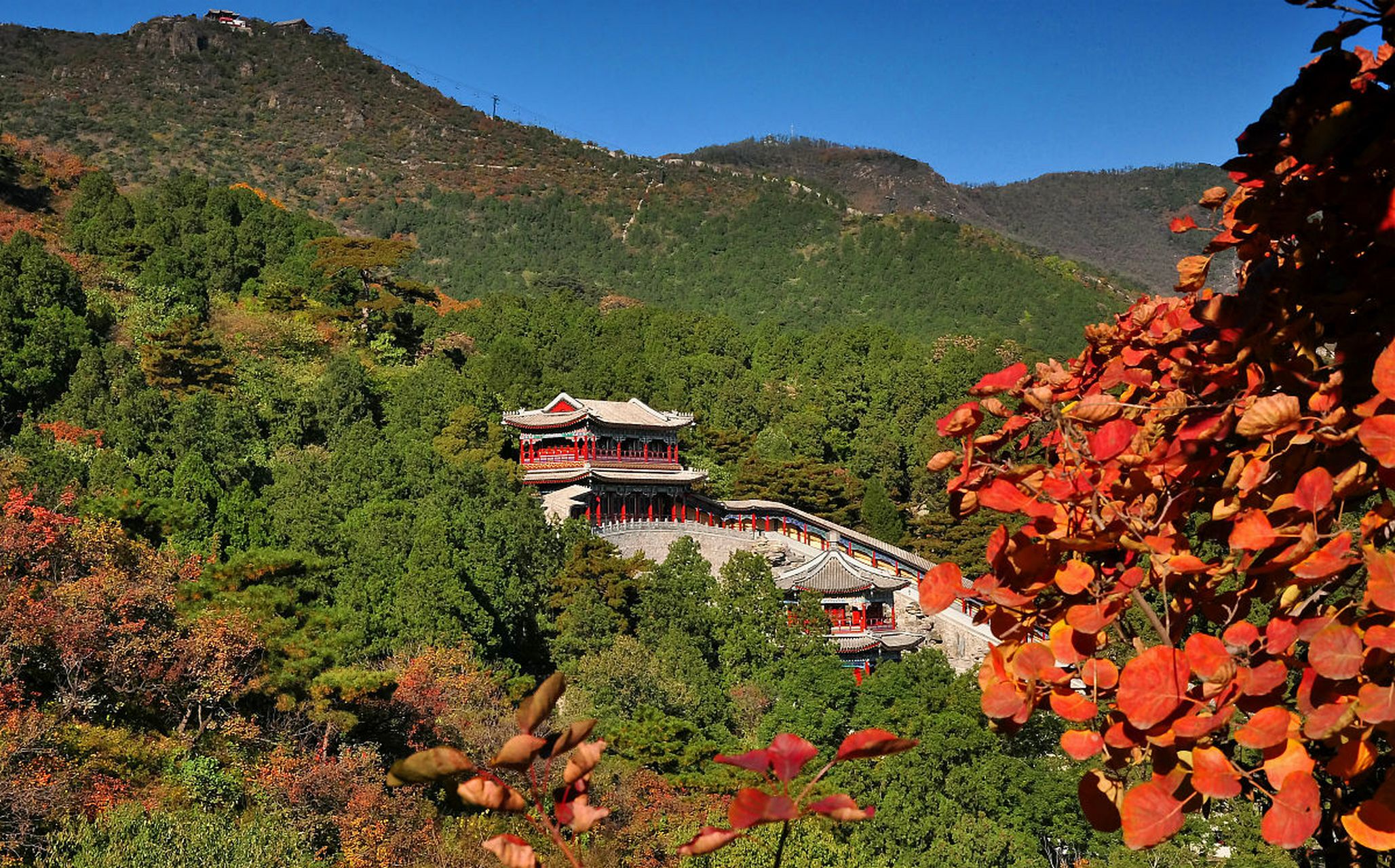 香山公园位于北京海淀中部,在小西山之山脉东麓,面积约160公顷