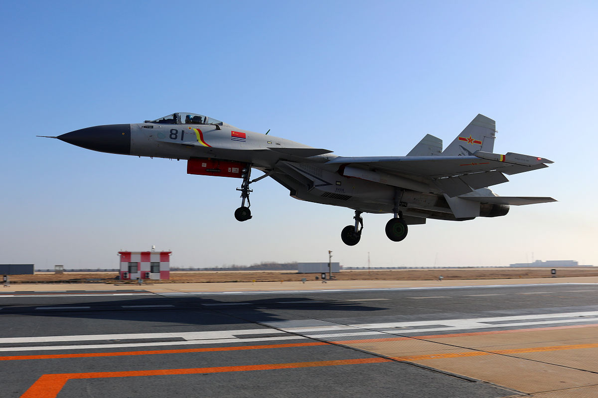 从某种意义上说,武库舰是介于航空母舰与战列舰之间的一种水面舰艇.