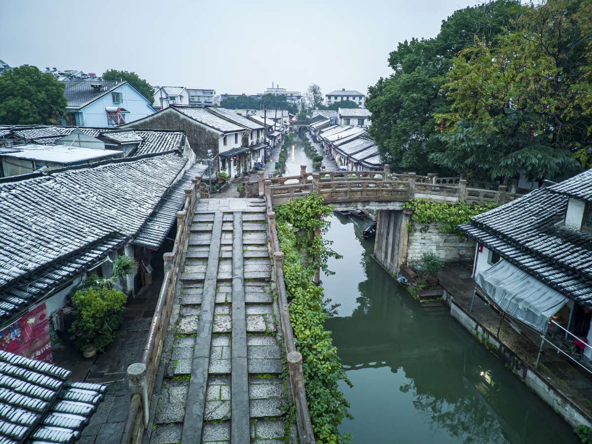 山花浪漫江南梦,水乡烟雨梦幻景小桥流水人家影,畅游河山心飞扬