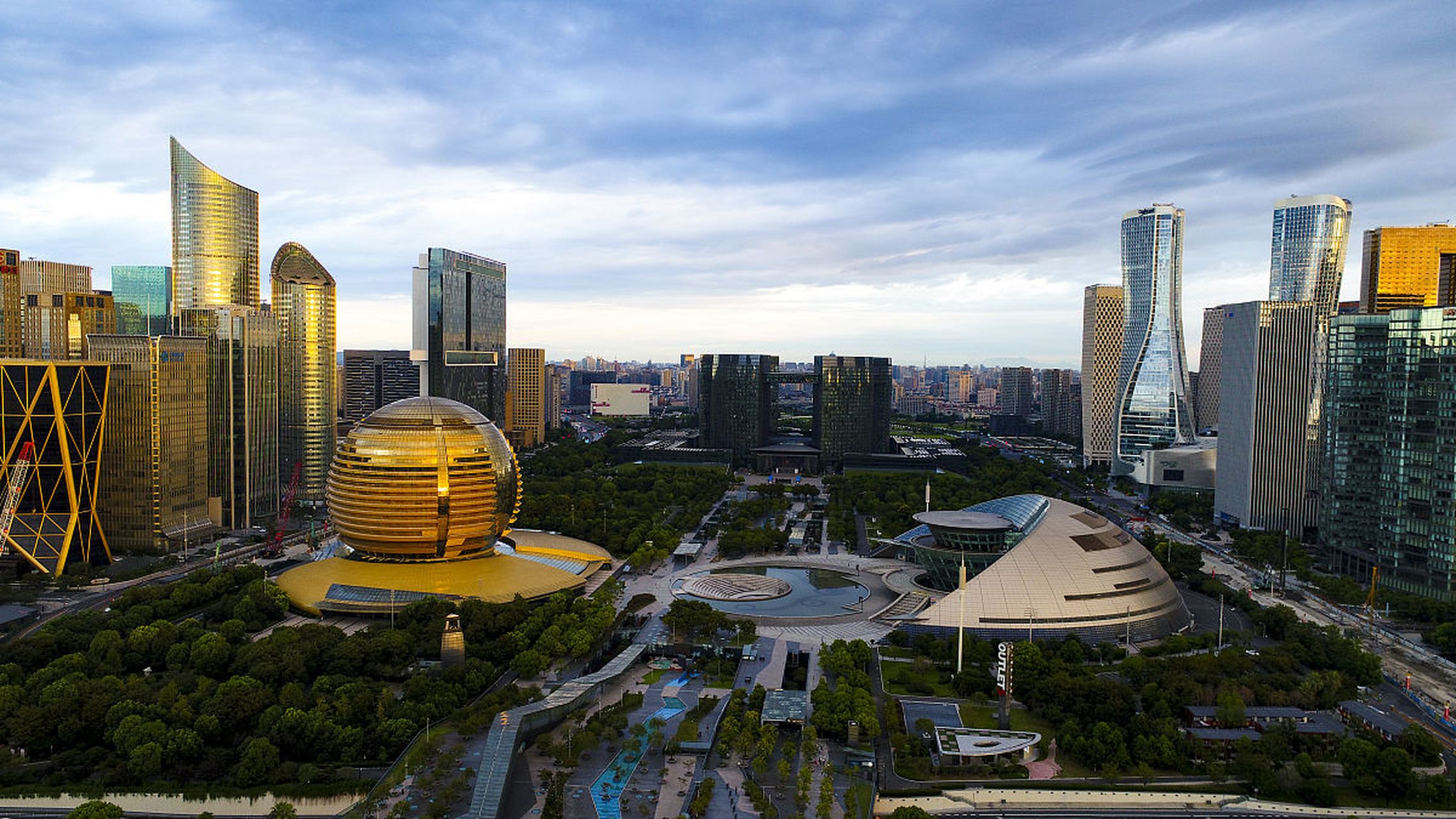 ai亚来杭州#第19届亚运会,人们齐聚钱江新城,距离风景秀美的西湖仅4.