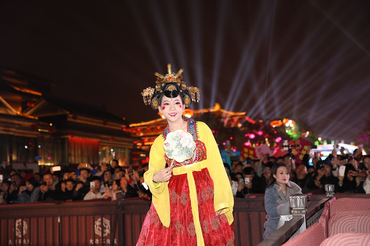 "五一"期间陕西西安大唐不夜城所有演出改为白天举行