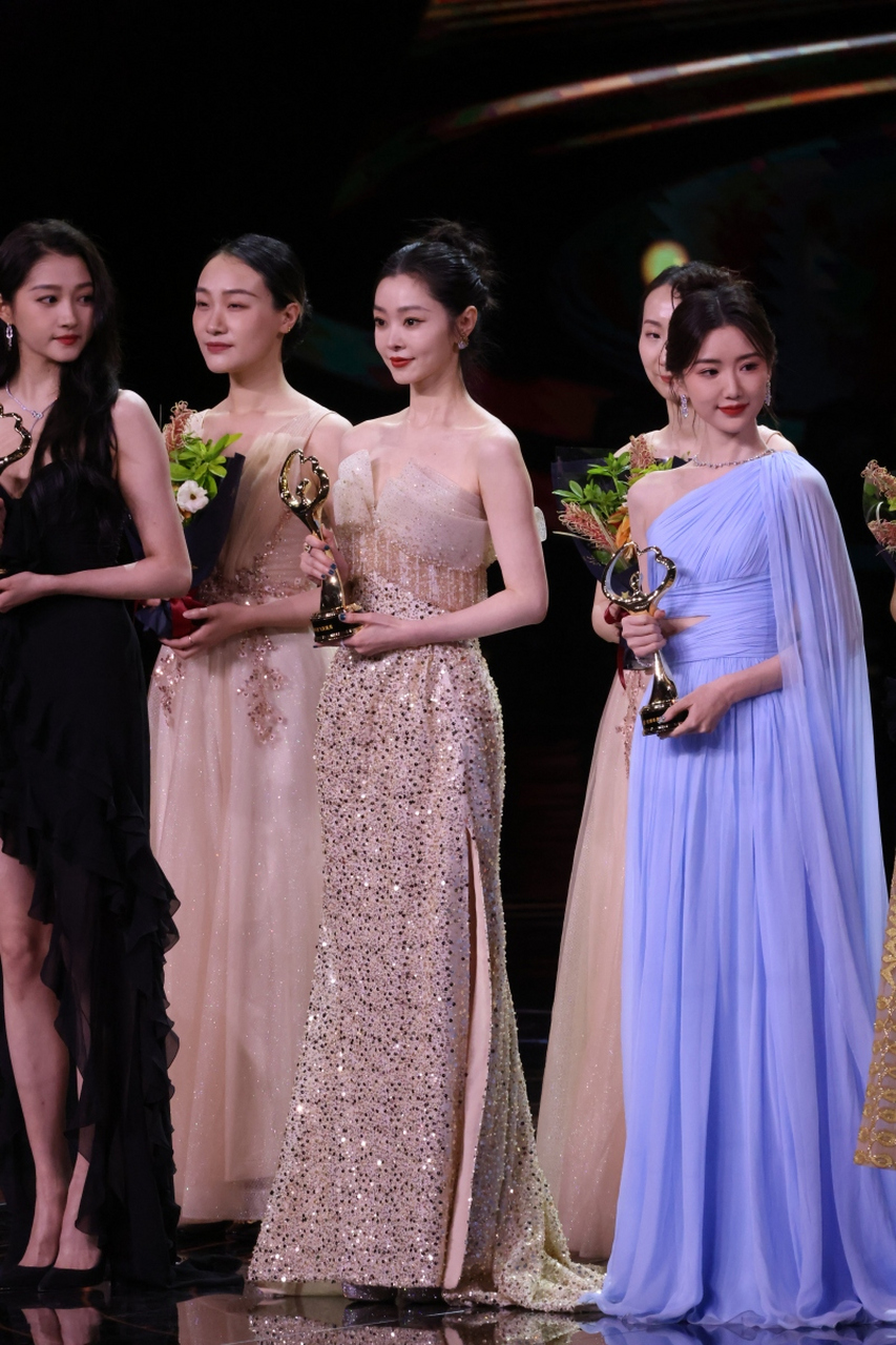 关晓彤和毛晓彤中间的宋轶,是不是颜值最高的[嘻嘻]?