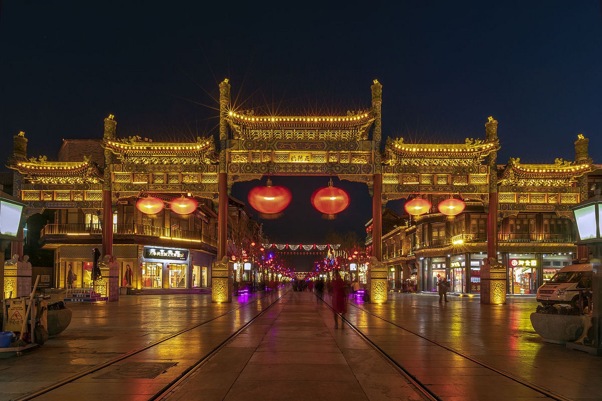 这个事件引起了公众的关注和警方的调查.