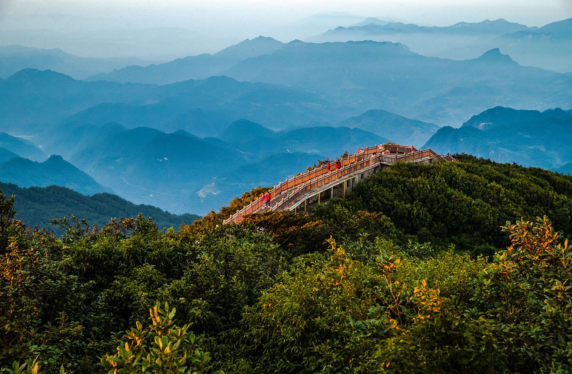 龙头山风景旅游区位于川陕交界线,主峰龙海拔2291