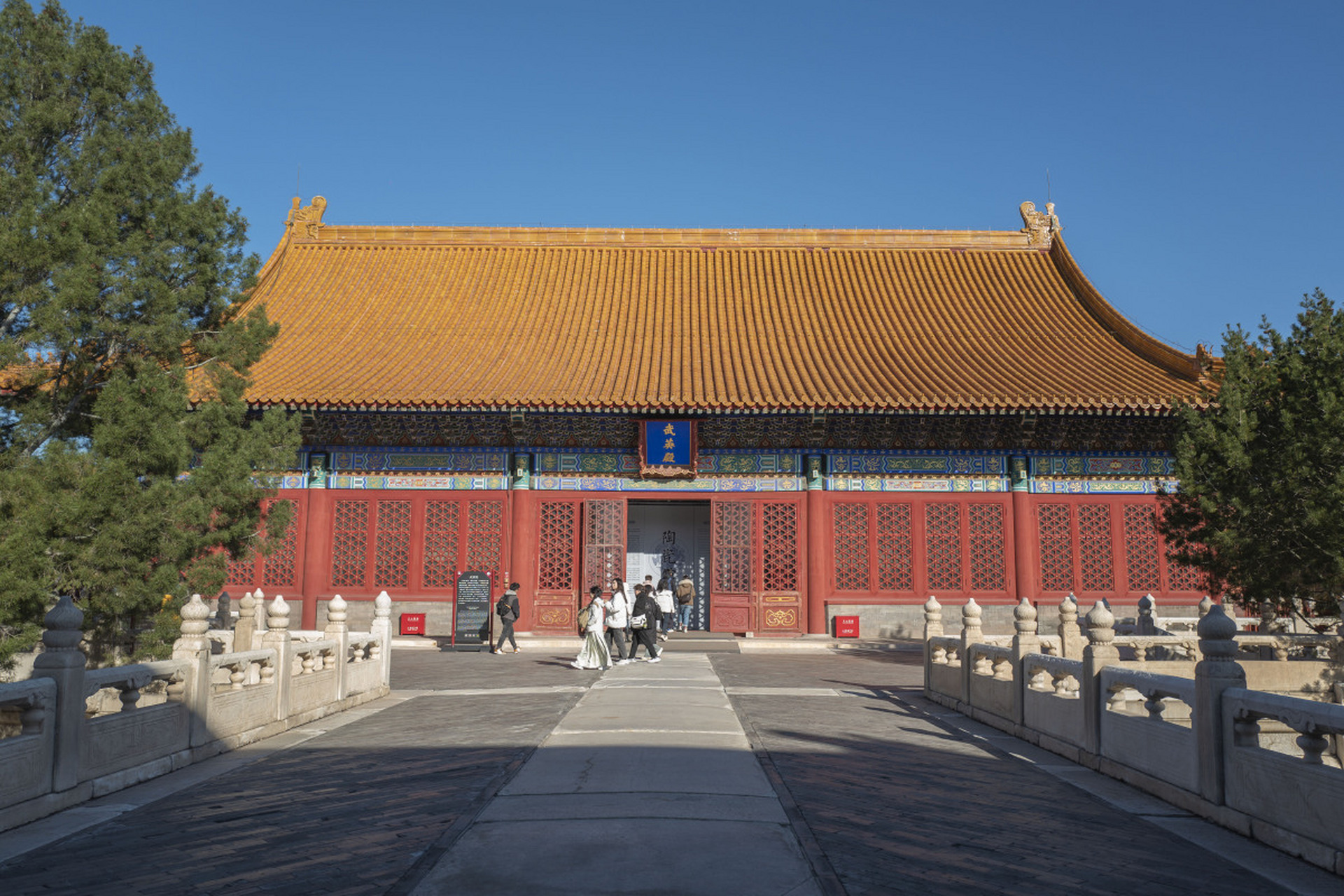 故宫建于明成祖永乐年间,是世界上现存规模最大,保存最为完整的木质