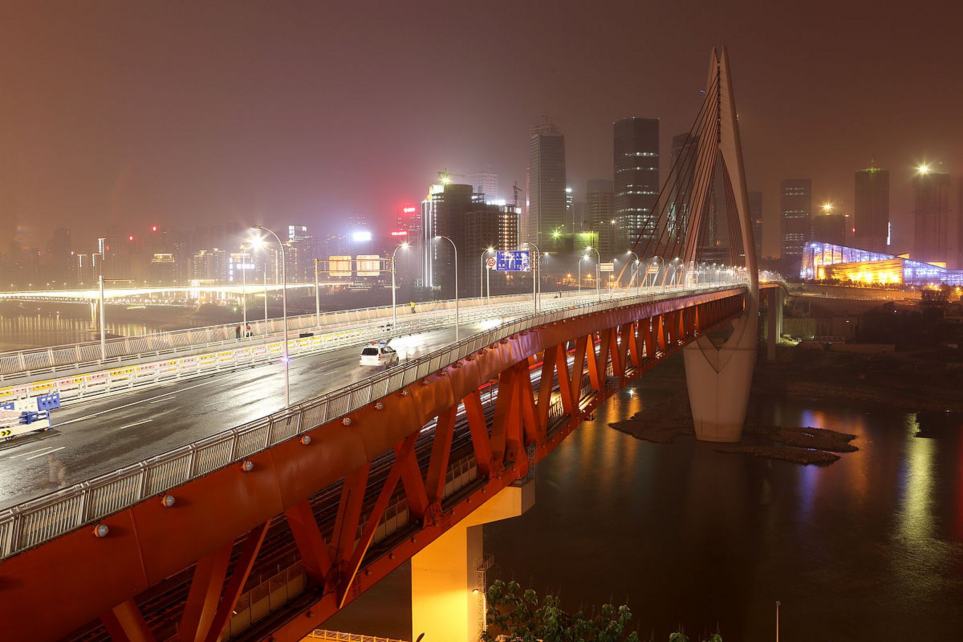 重庆夜景下的千厮门大桥,如梦如幻的光影世界 每当夜幕降临,华灯初上