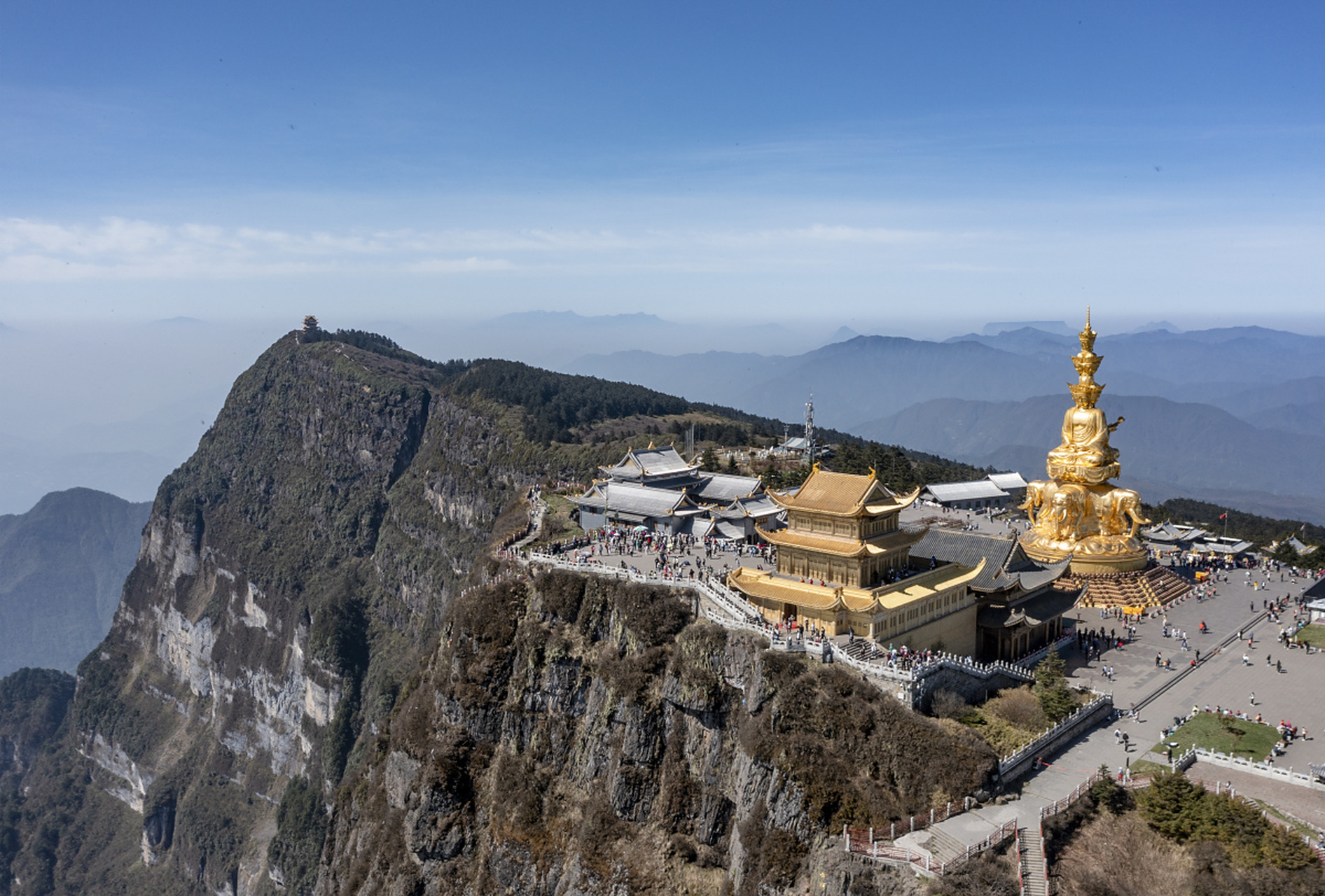 这座山位于四川峨眉山市境内,素有"峨眉天下秀"之称.