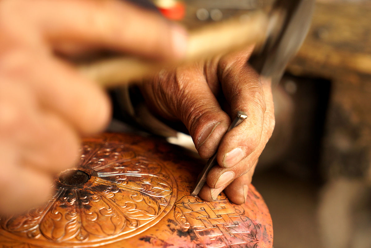 铜浮雕手工艺大逆转?将被机械设备取缔?