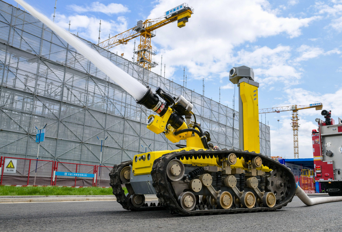 国产挖掘机成南极科考得力干将 极寒挑战中稳定作业