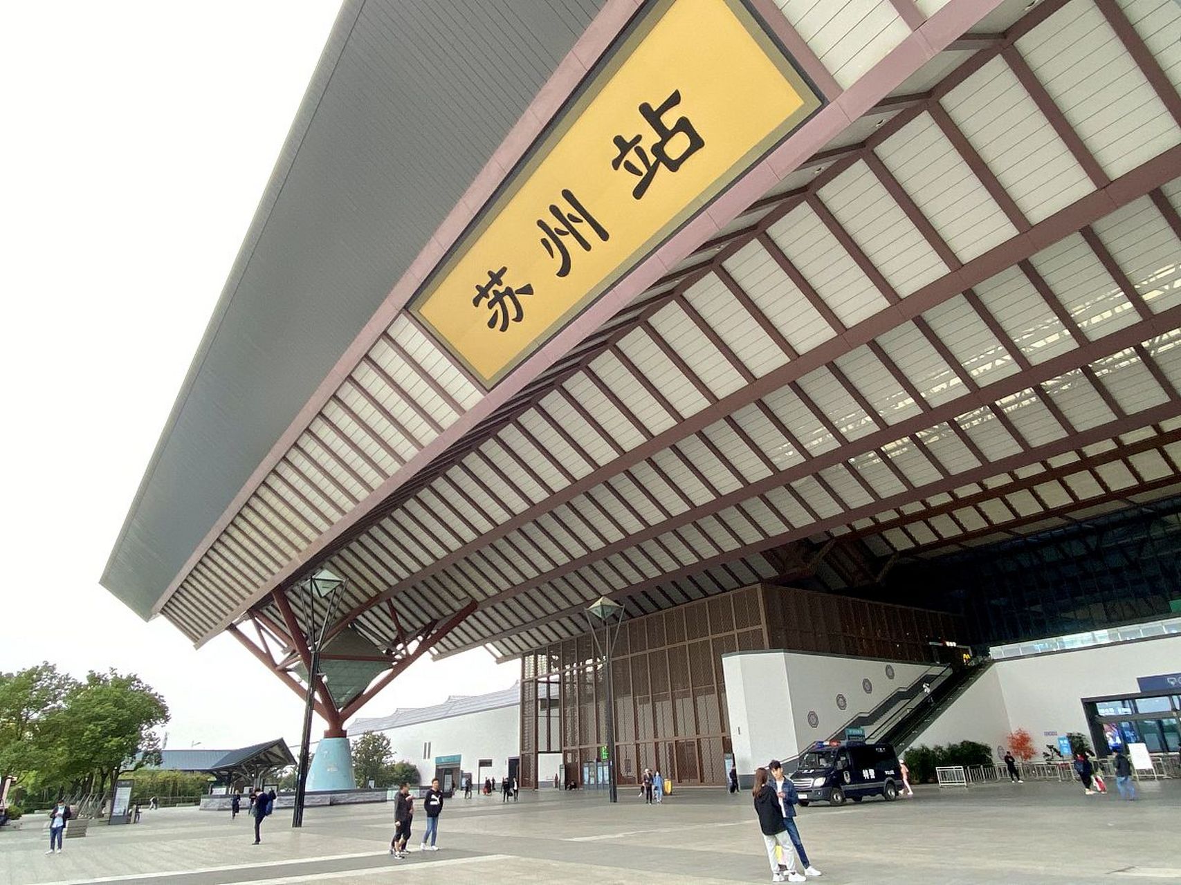 首先,下了站,有乞讨的,一定不要给他们