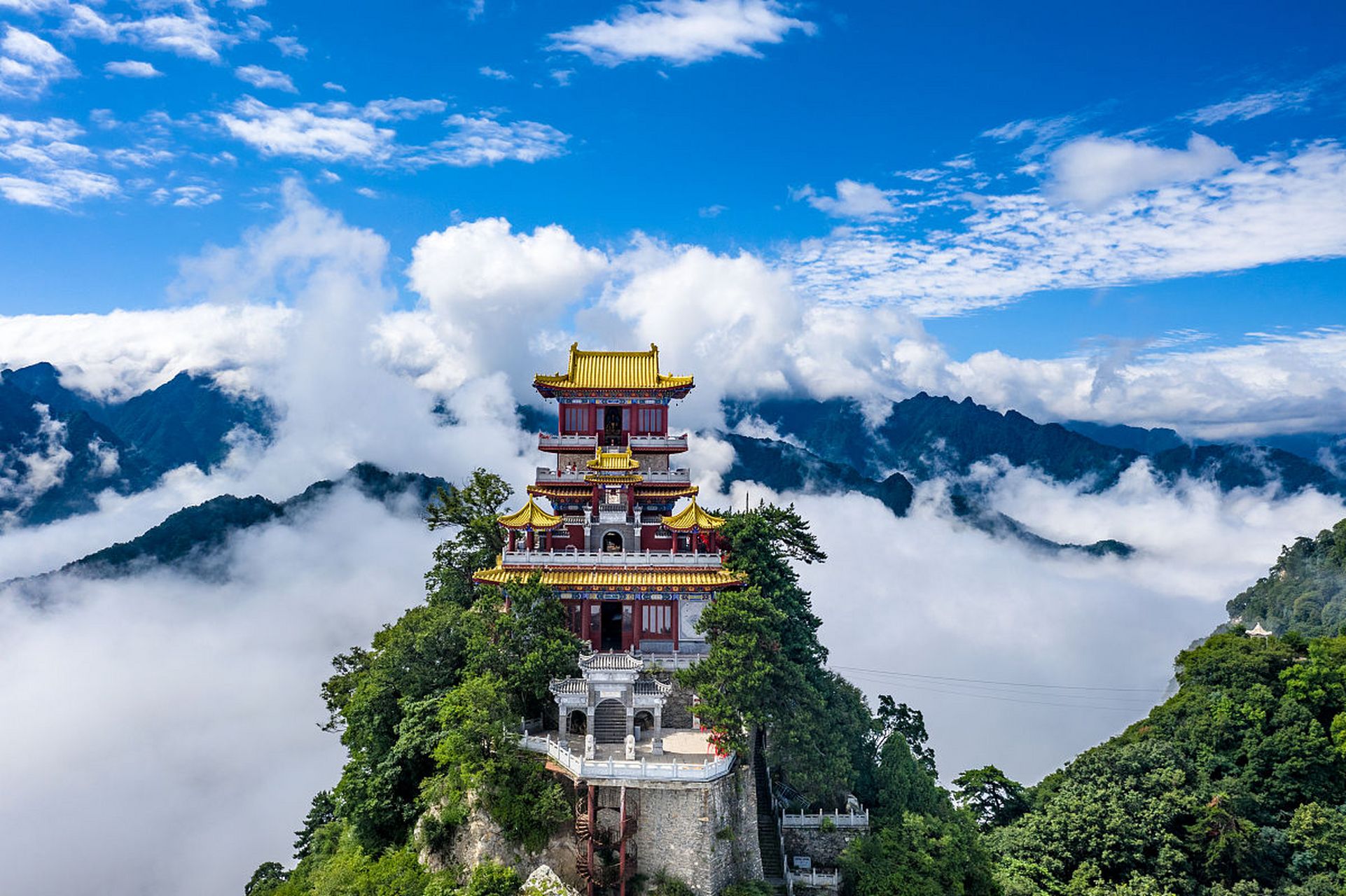 崆峒山风景区,地处于甘肃省平凉市城西12公里处,东瞰西安,西接兰州