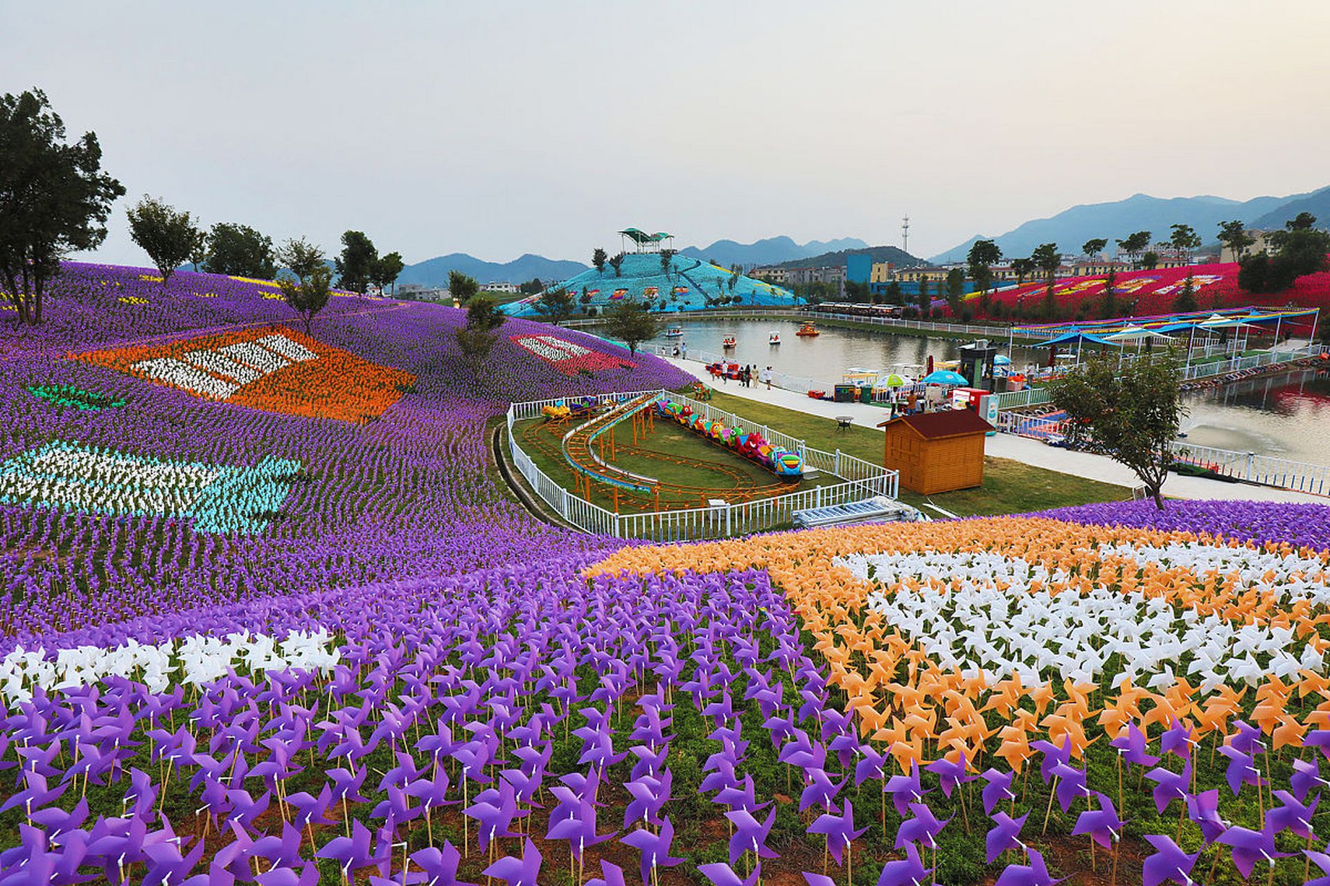 茅山旅游度假区的花海小镇,一座来自东方的世界级花园——花谷奇缘