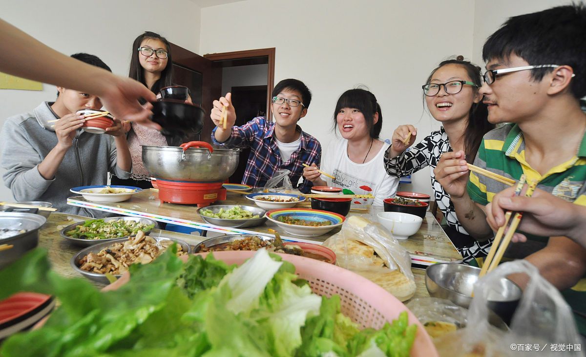 今天中午我们高中同学聚会团年