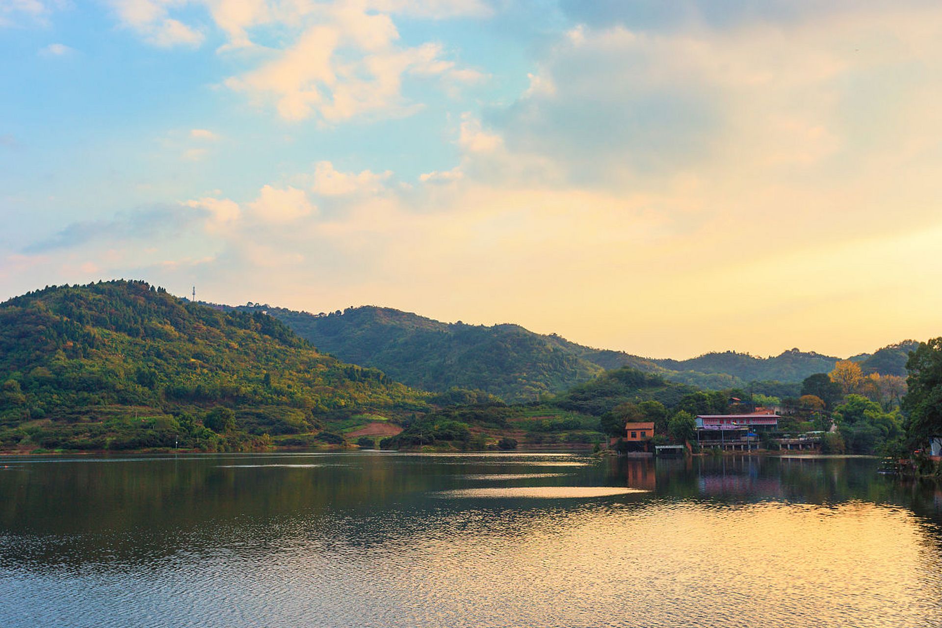 春天的九山湖被轻薄的晨雾缭绕着,宛如一位害羞的少女.