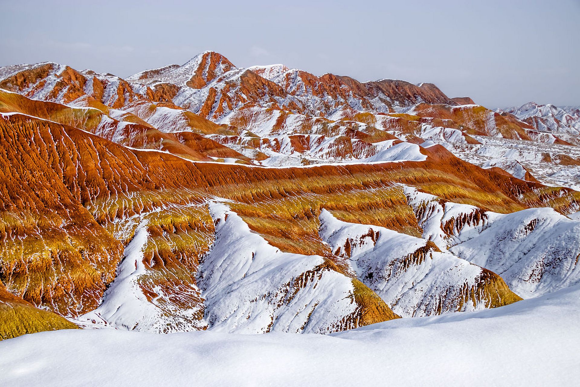 冬日的甘肃张掖丹霞山,被皑皑白雪装点得如诗如画,仿佛一幅绝美的水墨