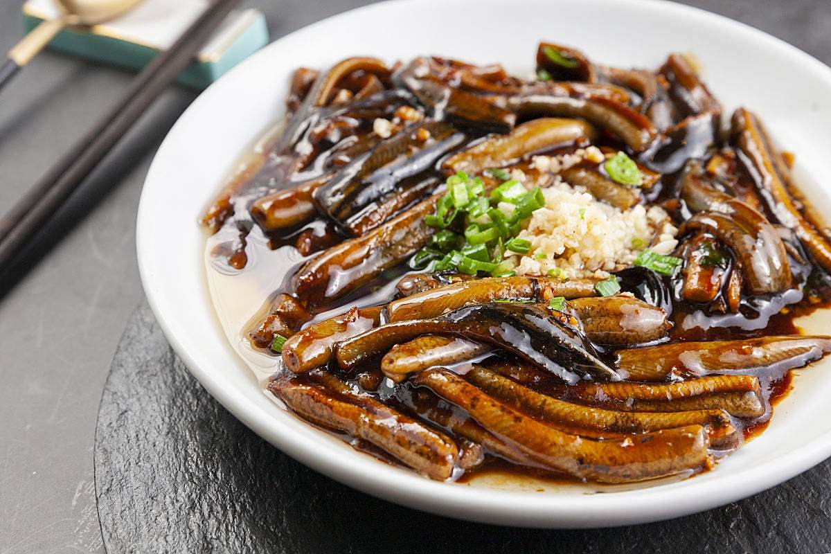 响油鳝糊是一道经典苏帮菜,以鳝鱼为主料,口感鲜香,汤汁浓稠.