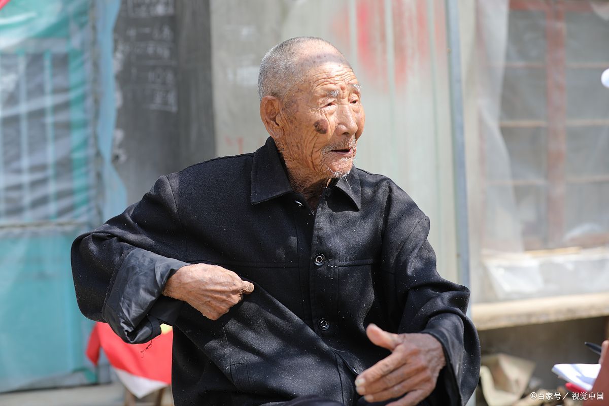 就是这瘦骨嶙峋的身子,操不完的心,支撑着他走过了一年又一年.