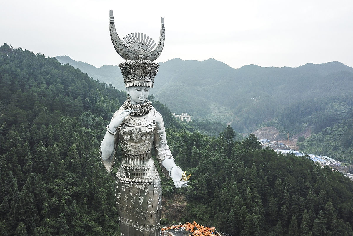 在黔东南的崇山峻岭间,矗立着贵州剑河的仰阿莎雕像,她以温婉的姿态