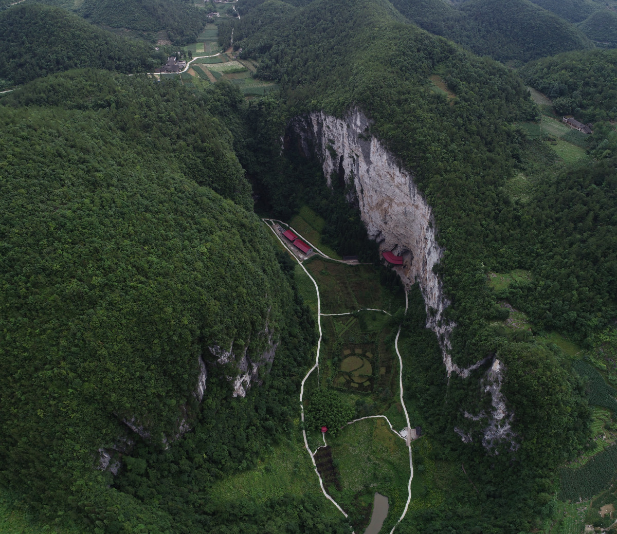 紫柏山天坑图片