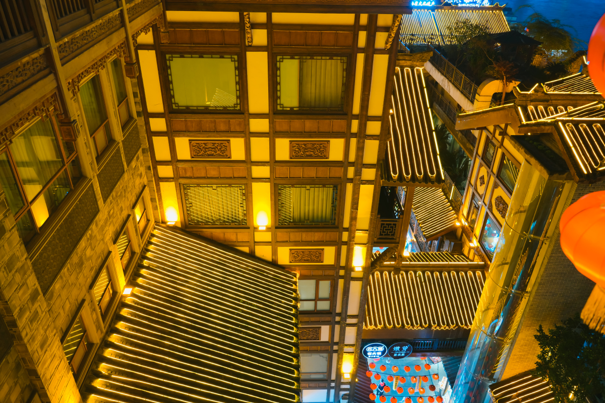 古今之旅回盼千年# 除了建筑本身的美,洪崖洞的夜景还融入了自然的