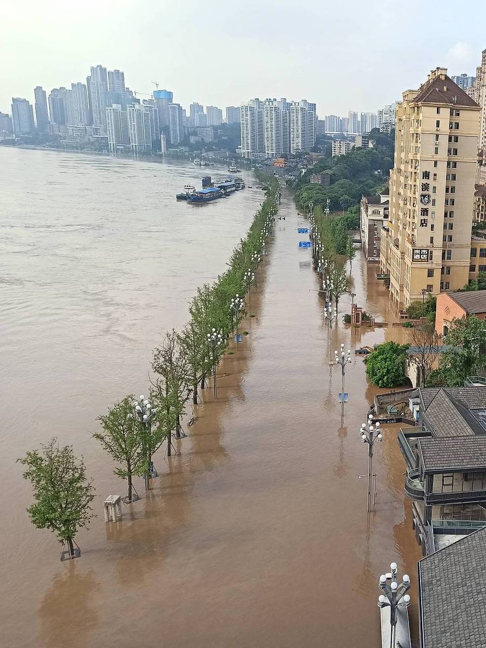 近日,重庆市万州区发生了一场严重的洪涝灾害,导致至少15人死亡,4人