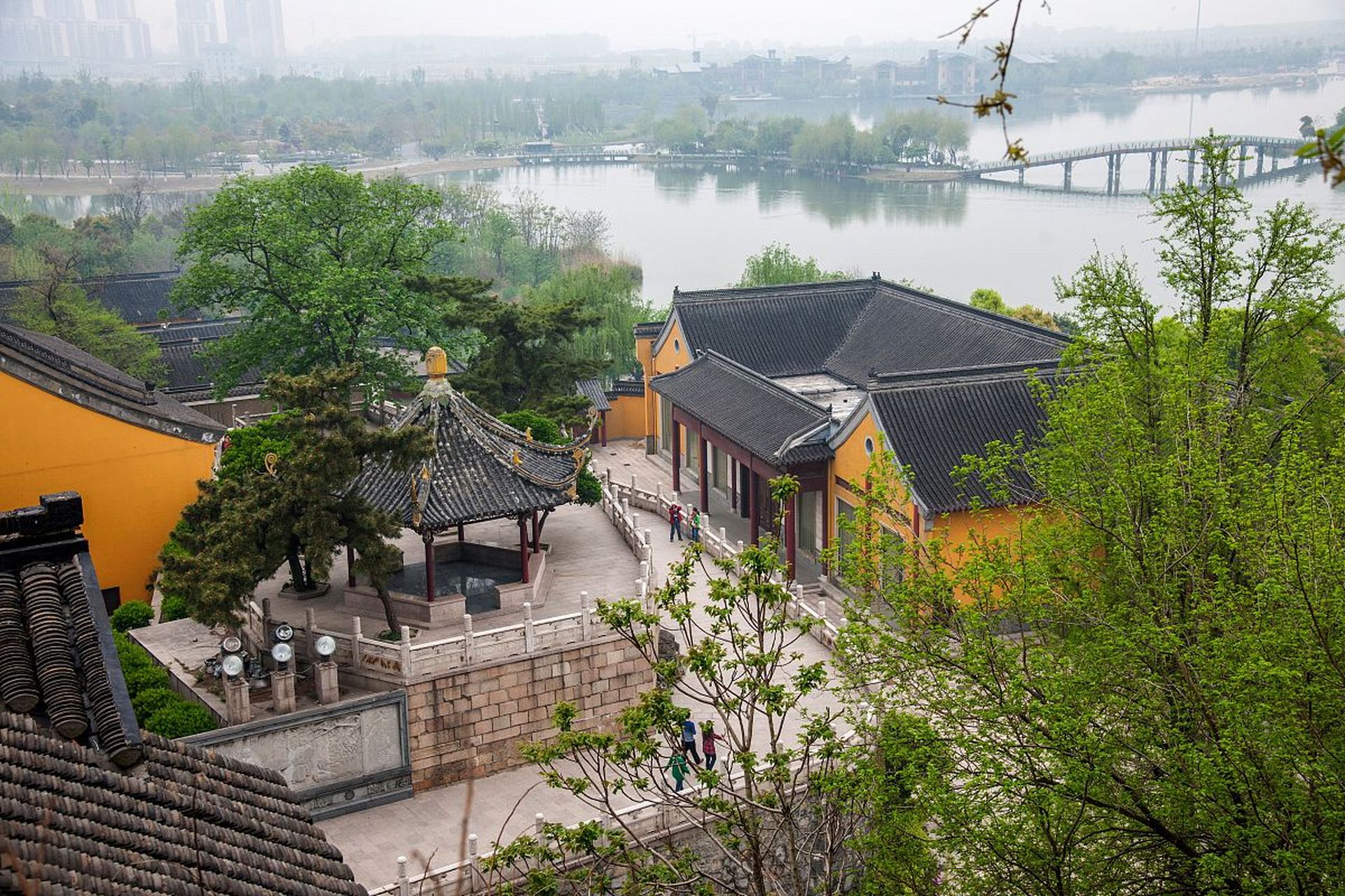 镇江金山景区:佛教名山的自然风光  金山景区位于江苏省镇江市,是一座