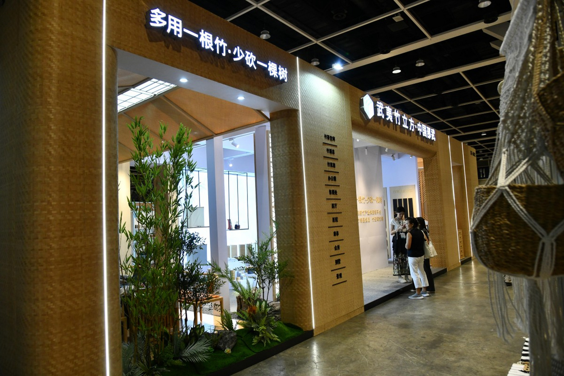 展馆展厅门头设计需与展馆主题一致,突出品牌标识,具有独特创意,协调